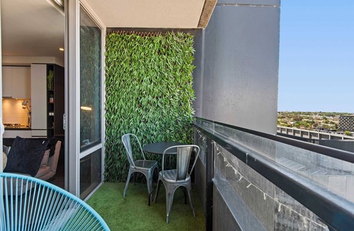 South Yarra Apartment | Chic 1-Bed with Balcony Views and Amenities