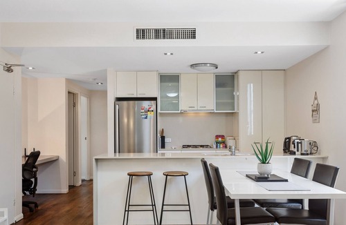 Albion Apartment | Chic 2-Bed Apartment With Private Courtyards