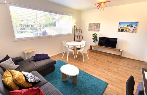 Saint Kilda South Apartment | Chic central St Kilda 2 bed 8 mins walk to beach
