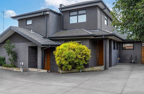 Preston House | Chic modern home with private backyard and carpark