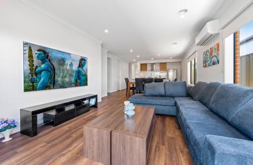 Mickleham House | Chic New BBQ Bright Aircon WiFi Laundry Airport
