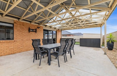 Delacombe House | Chifley Place Modern Comfort near Delacombe Town