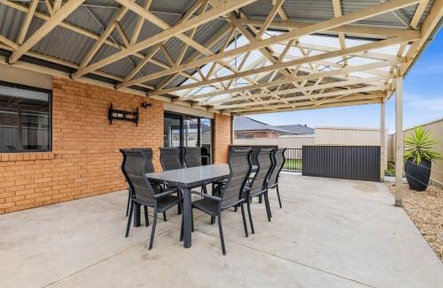 Delacombe House | Chifley Place - Modern Comfort near Delacombe Town