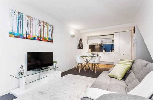 St Kilda Apartment | Chloe - Awesome St Kilda beach Pad *Wifi Parking