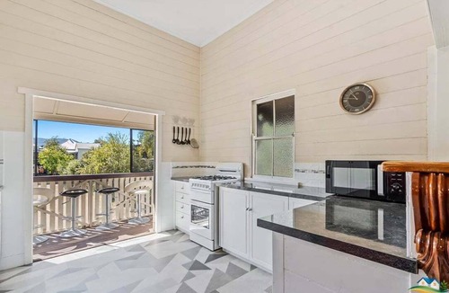 Rockhampton House | City Cottage | CBD & Big Backyard