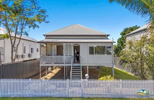 Rockhampton House | City Cottage | CBD & Big Backyard