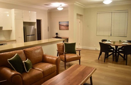 Rockhampton Apartment | City Loft | Stylish CBD Stay + River Walks