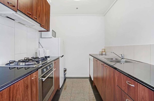 Melbourne Central Business District Apartment | City Point - Central Executive Apt w pool, tennis