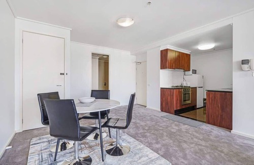 Melbourne Central Business District Apartment | City Point - Central Executive Apt w pool, tennis