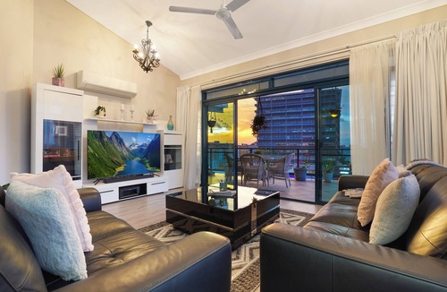 Darwin City Centre Apartment | City Retreat Top floor, Harbour Views, Pool + Gym