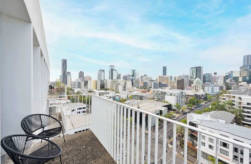 Spring Hill Apartment | City View 2BR Apartment | Free Parking & Workspace