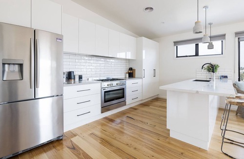 Warrnambool House | City Views on Williams. Luxurious Townhouse with free Wifi & Netflix
