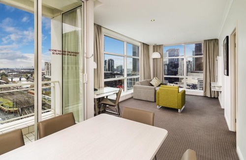Melbourne Central Business District Hotel | Clarion Suites Gateway