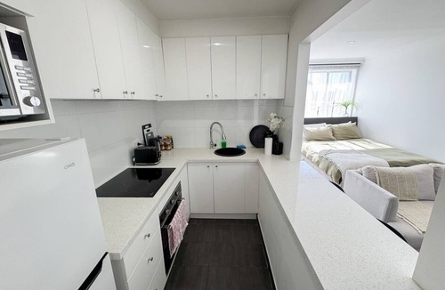 St. Kilda East Apartment | Clean Bright Studio Apartment - Walkable Location