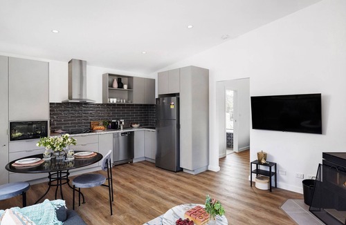 Eganstown House | Clematis Villa - Modern couples retreat with bath and views
