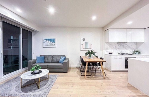 North Melbourne Apartment | Close to Mel Uni 2BR2BA parking+ Balcony+wifi