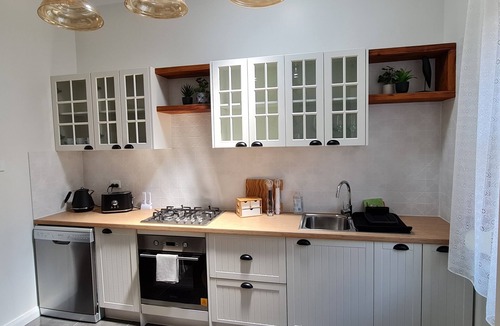 Orange House | Clytie Cottage on Moulder (CBD)