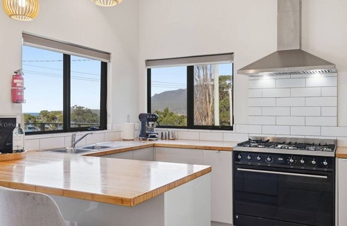 Eaglehawk Neck House | Coastal 2BR Escape, Steps to Beach, Dining and Bar