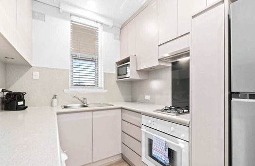 Glenelg South Apartment | Coastal Bliss: 2BR Apartment in Glenelg