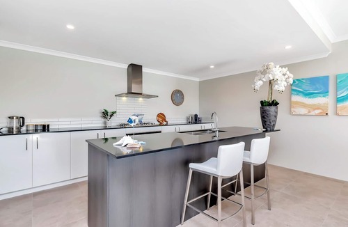 Mandurah Apartment | Coastal Bliss with Marina Views-Neaby Cafes