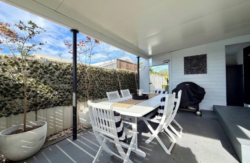 Salamander Bay Cottage | Coastal Cottage 100m to Beach Pet Friendly