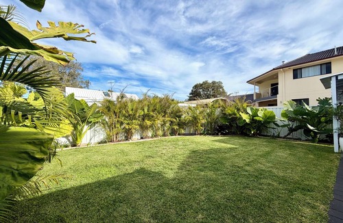 Salamander Bay Cottage | Coastal Cottage 100m to Beach Pet Friendly