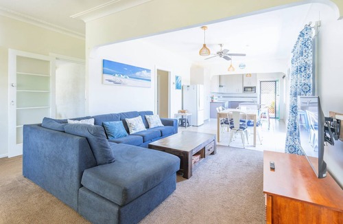 South Evans Head House | Coastal cottage with BBQ, WiFi, sunroom, parking & boat space, walking distance to RSL