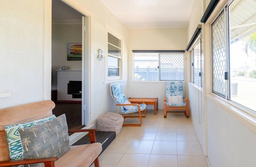 South Evans Head House | Coastal cottage with BBQ, WiFi, sunroom, parking & boat space, walking distance to RSL