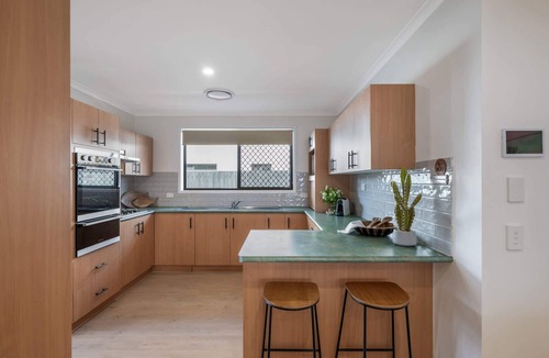 Warana House | Coastal family home - 4BR, walk to beach