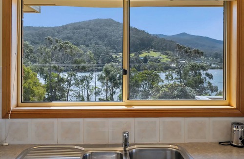 Eaglehawk Neck House | Coastal getaway in an unbeatable location steps from the region's top surf beach
