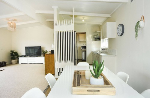 Flinders House | Coastal Haven, 5 minute walk to beach.
