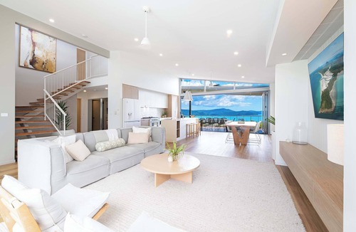 Airlie Beach House | Coastal Haven Retreat - Luxe Airlie Beach Holiday Home
