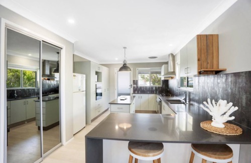 Currimundi House | Coastal Luxe Retreat | Walk to Lake & Beach | Sleeps 14