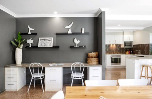 Currimundi House | Coastal Luxe Retreat | Walk to Lake & Beach | Sleeps 14