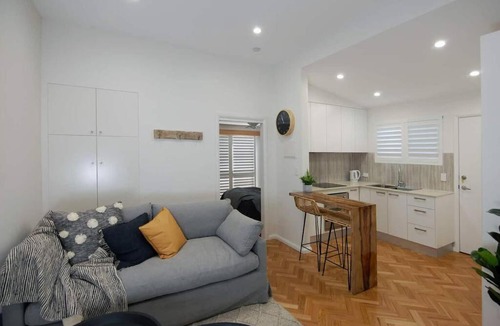 Towradgi Apartment | Coastal Nest - Stylish 1BR Steps to Towradgi Beach