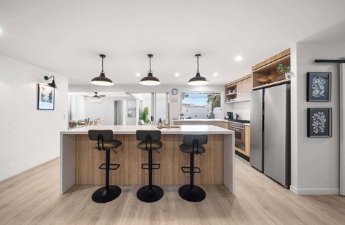 Warana House | Coastal Noir Retreat - Pool, PF & Walk to Beach