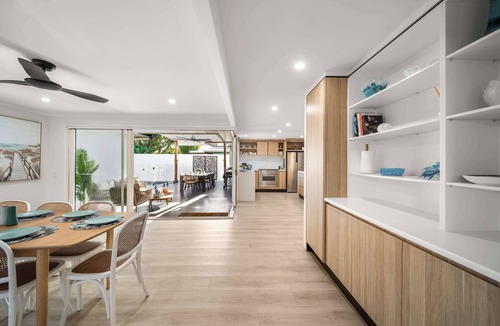 Warana House | Coastal Noir Retreat - Pool, PF & Walk to Beach