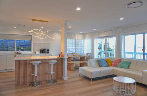 Tascott House | Coastal Retreat with Water Views