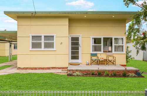 Huskisson House | Coastal Retro House by Book Jervis Bay - Husky