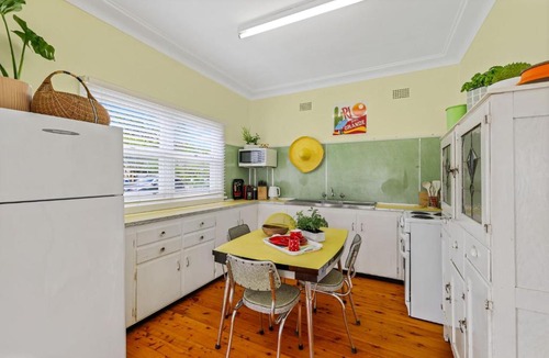 Huskisson House | Coastal Retro House by Book Jervis Bay - Husky