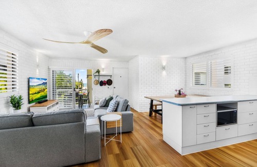 Maroochydore Apartment | Coastal style 3 bedroom unit directly opposite the beach!