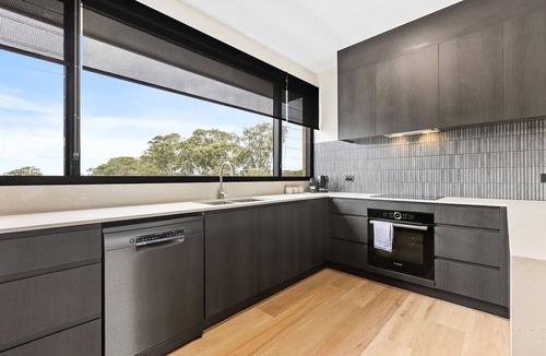 Caloundra Villa | Coastal Townhouse | Minutes to Beaches & Cafés