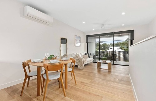 Caloundra Villa | Coastal Townhouse | Minutes to Beaches & Cafés
