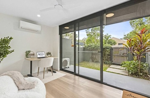 Caloundra Villa | Coastal Townhouse | Minutes to Beaches & Cafés