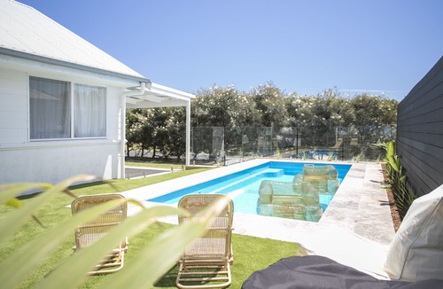 Bawley Point House | Coastal Vibe & Pool. Nestled halfway between the beach & shops.
