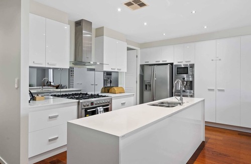 Upper Coomera House | Coaster by Khove