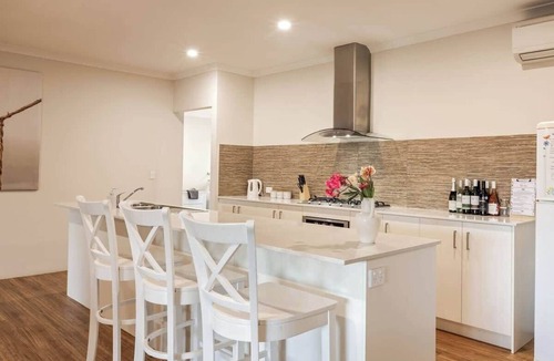 Yallingup Siding Villa | Cockatoo Lodge—Winery Retreat at Rivendell Estate