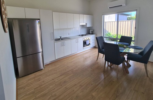 Killarney Vale Cottage | Coco Blue Coastal Cottage - near Shelly Beach