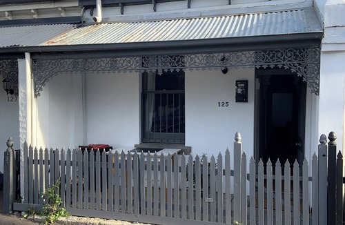 Collingwood House | Collingwood workers cottage with courtyard garden, close to everything!
