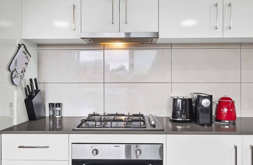 Footscray Apartment | Comfortable 2 Bed Stay with Parking